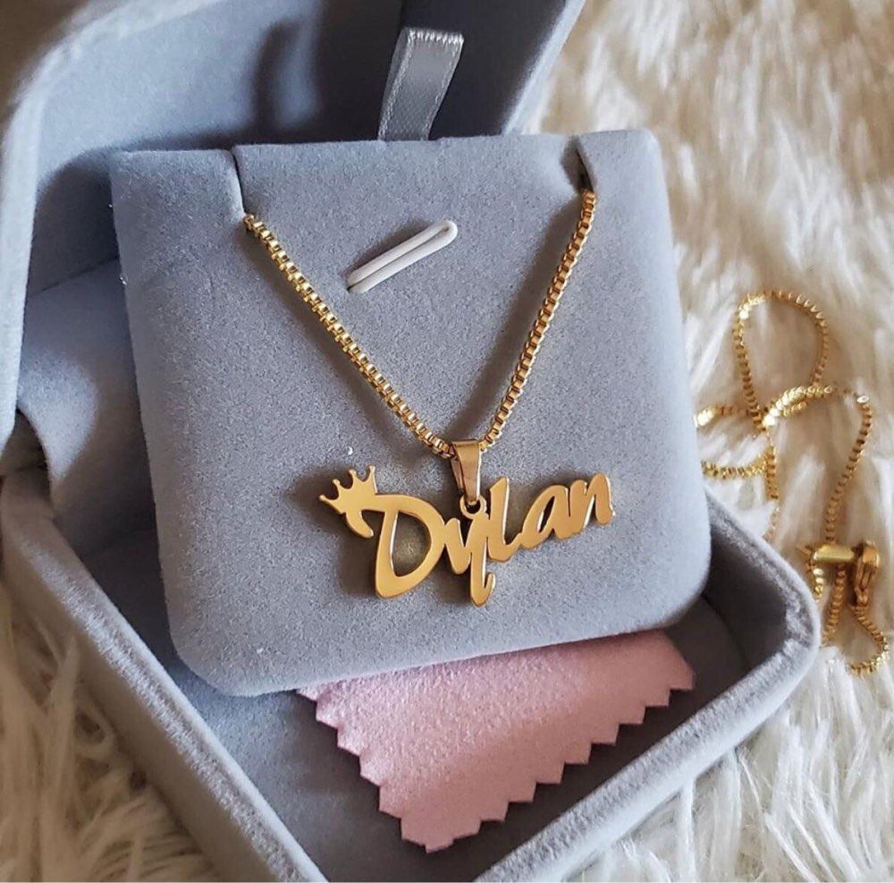 Personalized name pendant necklace